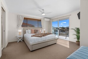 5 bedrooms, iron/ironing board, free WiFi, bed sheets - Seanna Blue: Relax & Indulge on the canal (BANKSIA BEACH)