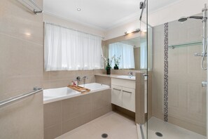 Dusche, Haartrockner, Handtücher