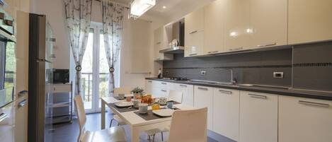 Réfrigérateur, four à micro-ondes, un four, surface de cuisson