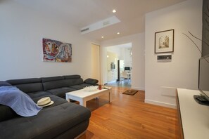 TV - GuestHost - Spacious and bright apartment located 10 minutes walk from the historic center and just 5 minutes walk from the entrance to the Central Station on Via Etramurale Capruzzi and the Quintino Sella stop: ideal for those who travel often or need t (Bari)