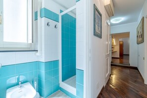 Een douche, een haardroger, een bidet