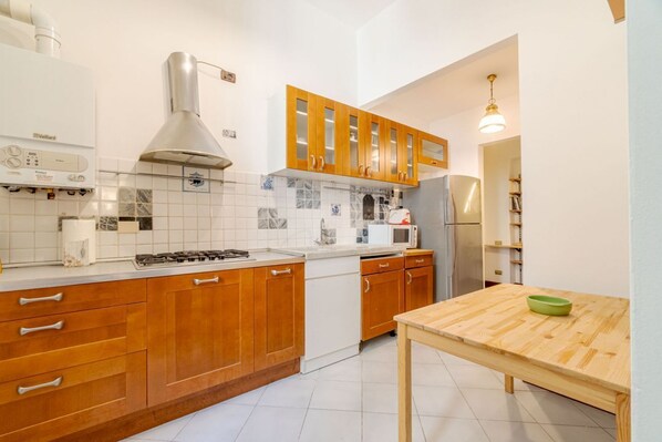 Fridge, microwave, oven, stovetop
