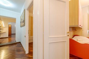 2 slaapkamers, een strijkplank/strijkijzer, beddengoed