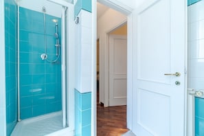 Dusche, Haartrockner, Bidet