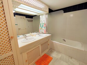 Håndklæder, Sæbe, Shampoo, Toiletpapir