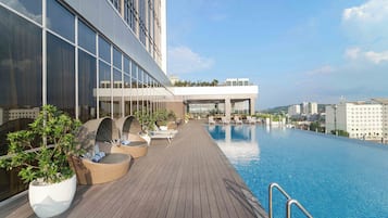 Kolam renang outdoor, dengan kursi berjemur