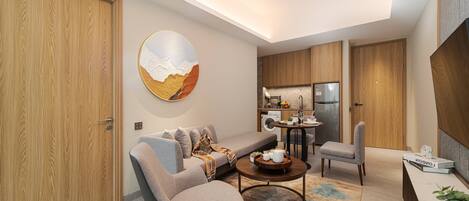 Un salon moderne comprenant un canapé, une table basse et un coin repas avec une table et des chaises.