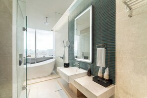Suite Premier, 2 habitaciones | Baño | Artículos de higiene personal gratuitos, secador de pelo y albornoces