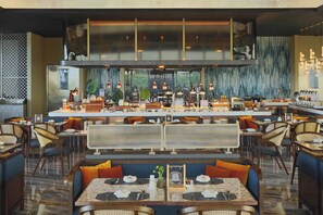 Petit déjeuner servi sur place, vue sur la piscine