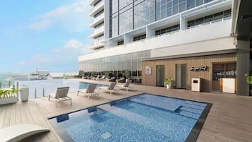 حمّام سباحة خارجي، مفتوح من 6 صباحاً إلى 10:00 مساءً، مقاعد للتشمس