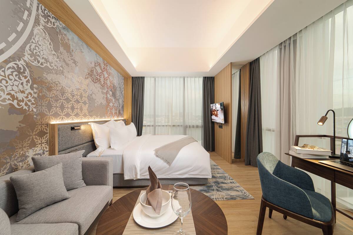 Premier Studio | Premium bedding, desk, iron/ironing board, free WiFi