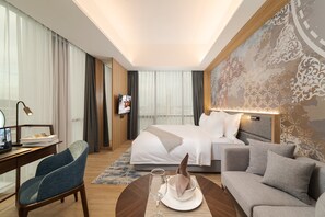 Premier Studio | Premium bedding, desk, iron/ironing board, free WiFi