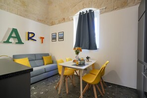 Dining - GuestHost - Charming apartment that accommodates up to 3 people, recently renovated and furnished with a distinctive style that combines modernity and a strong sense of identity. Located in a central location, it boasts proximity to a wide range of shops (Bari)