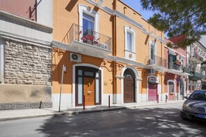 Exterior - GuestHost - Charming apartment that accommodates up to 3 people, recently renovated and furnished with a distinctive style that combines modernity and a strong sense of identity. Located in a central location, it boasts proximity to a wide range of shops (Bari)