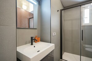 Bruser, hårtørrer, bidet, håndklæder