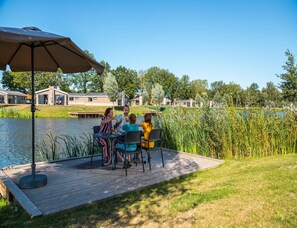 Chalet | Balcony - Waterside Chalet Escape Near Kampen (Kampen)