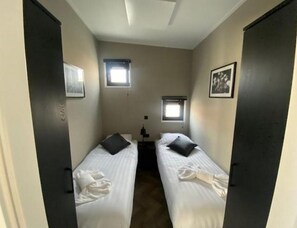 Chalet | 2 bedrooms, individually furnished, bed sheets - Waterside Chalet Escape Near Kampen (Kampen)