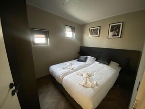 Chalet | 2 bedrooms, individually furnished, bed sheets - Fascinating Chalet With Dishwasher (Kampen)