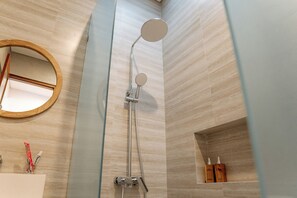 Regadera, toallas, jabón, shampoo