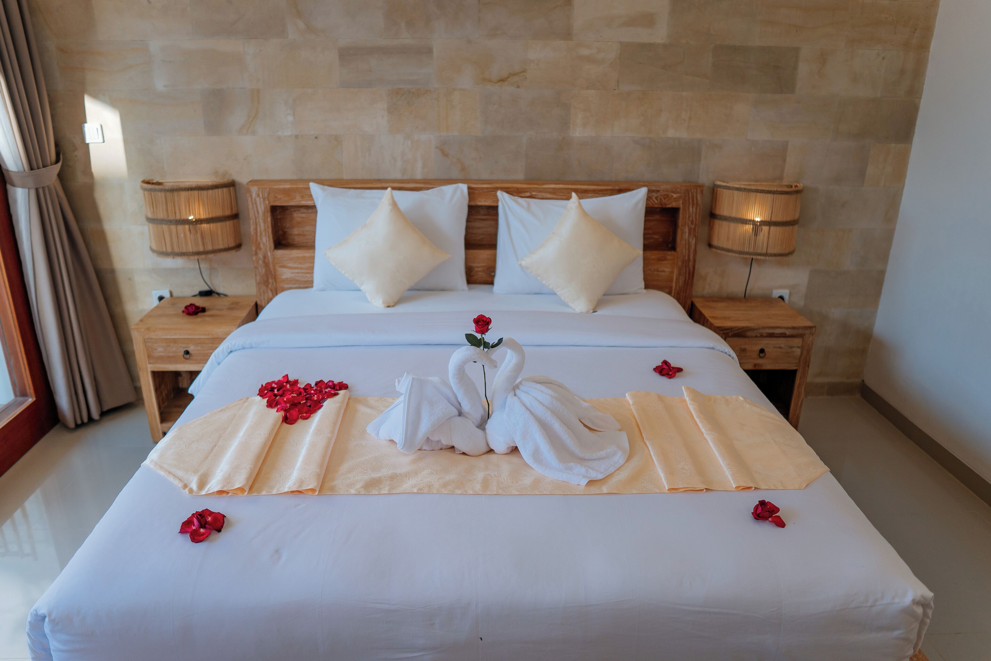 Desk, laptop workspace, free WiFi, bed sheets