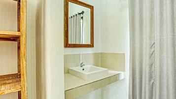 Deluxe Double Room | Bathroom | Shower, towels, soap