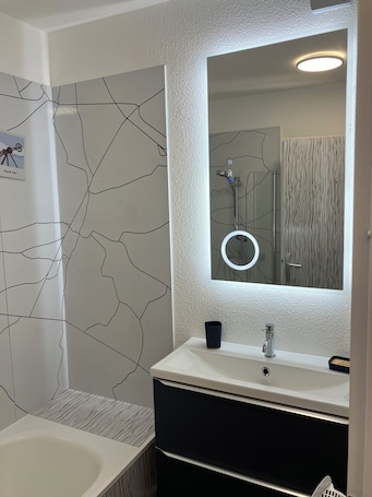 Towels, toilet paper. 2/4 pers apartment 10 minutes walk from the 24H du Mans circuit with private parking lot