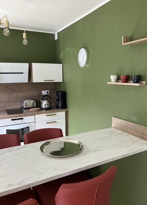 Réfrigérateur, four à micro-ondes, un four, surface de cuisson