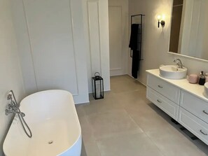 Regadera, secadora de cabello, toallas, jabón 