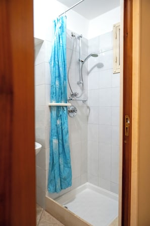Shower, hair dryer, bidet, towels - Casa Luca – Strategic location with free garage (Trinitapoli)