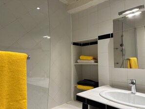 Sèche-cheveux, serviettes fournies, savon, shampoing