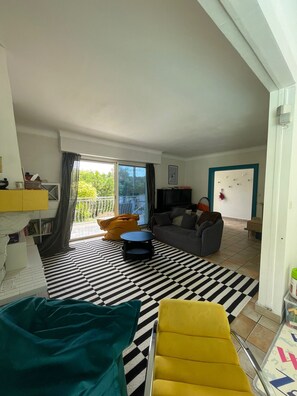 TV connectée, jeux vidéo, livres, médiathèque