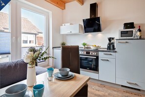 Fridge, microwave, oven, stovetop - Modern vacation apartment with garden - close to the beach and ideal for two people (Koserow)