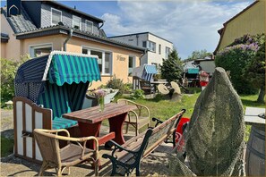 Outdoor dining - Modern vacation apartment with garden - close to the beach and ideal for two people (Koserow)