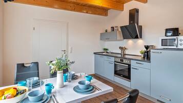 Een koelkast, een magnetron, een oven, een kookplaat