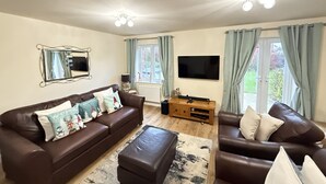 Living area - Stunning Coastal Cottage - Sleeping 6 in 3 Bedrooms - Pool and Beach Access Included. (Filey)