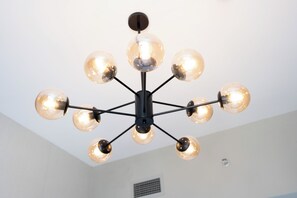 デラックス アパートメント 1 ベッドルーム   レイクビュー | 1 室のベッドルーム、高級寝具、羽毛の掛け布団、低反発ベッド
