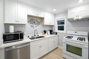 Een koelkast, een microgolfoven, een oven, een kookplaat