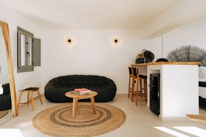 Premium kamer, 1 twee- of 2 eenpersoonsbedden, bubbelbad, uitzicht op zee | Woonruimte | Een 55-inch smart-tv met digitale zenders, Netflix en streamingdiensten