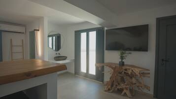 Een moderne keuken met een houten aanrechtblad, een inbouwspoelbak en een grote spiegel.