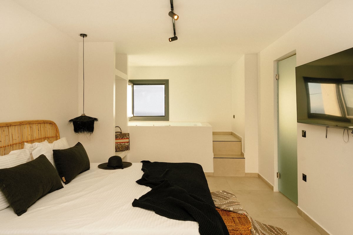 Standard Suite with Sea View and Indoor Hot tub | Cadar kapas Mesir, peralatan tempat tidur premium, busa memori 