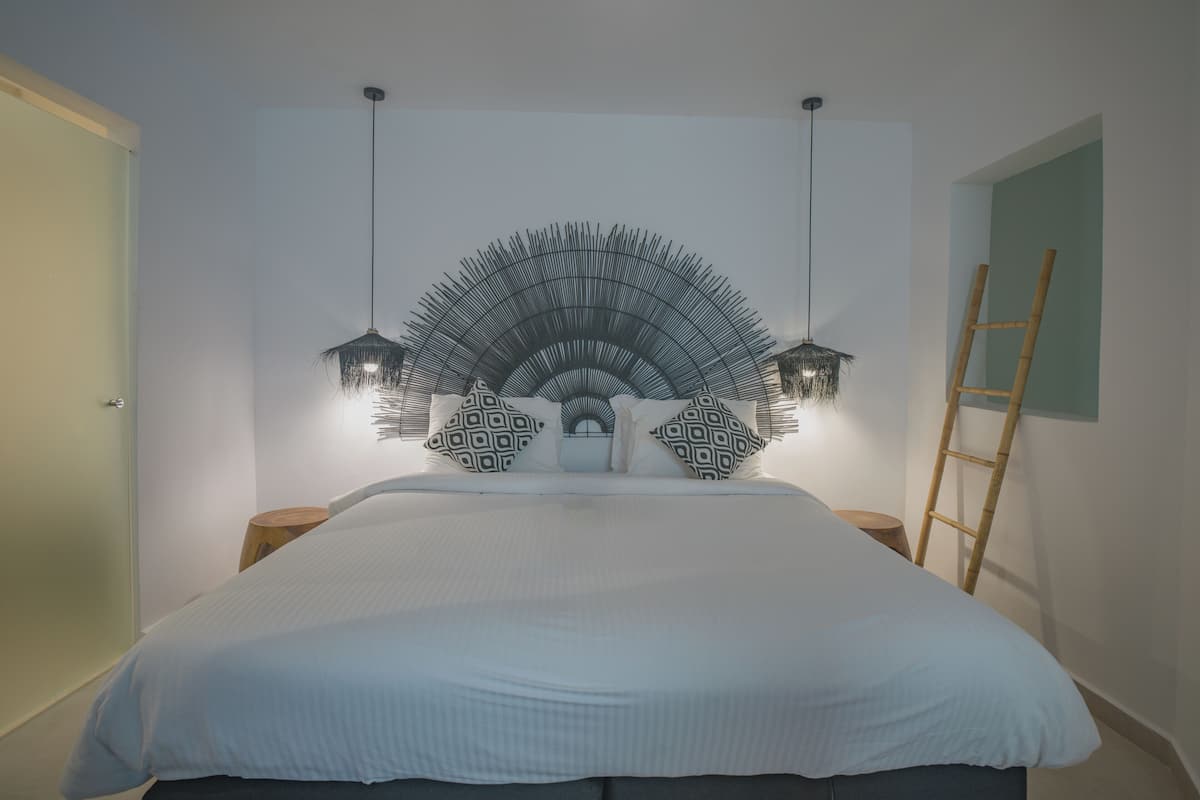 Cave Suite with indoor Hot tub | Egyptian cotton sheets, premium bedding, memory foam beds, in-room safe