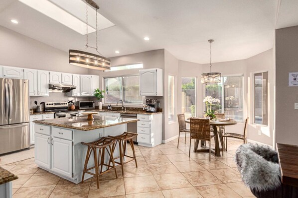 Refrigerador, microondas, horno, placa de cocina