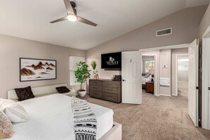 4 habitaciones, escritorio y tabla de planchar con plancha