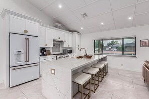 Fridge, microwave, oven, stovetop - Desert Winds @ Windsor|Pool+Spa|Volleyball (Scottsdale)