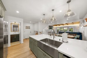 Fridge, microwave, oven, stovetop - Beautiful Beachside Bliss (San Diego)