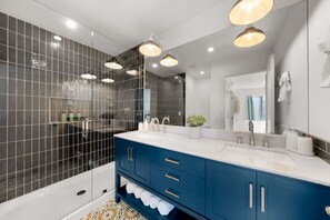 Shower, towels - Beautiful Beachside Bliss (San Diego)