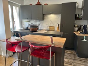 Frigorifero, microonde, forno, piano cottura