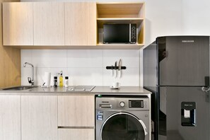 冷蔵庫、電子レンジ、オーブン、コンロ