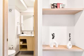 Dusj, hårføner og håndklær