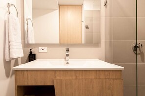 Shower, hair dryer, towels